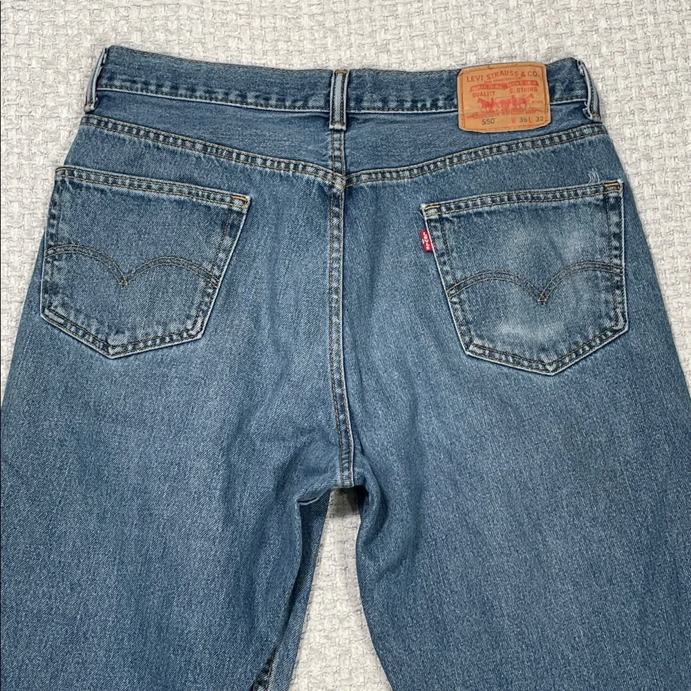 Levis 550 Relaxed Fit Tapered Vintage 2002 Mens Size 36x32 Women’s Unisex
